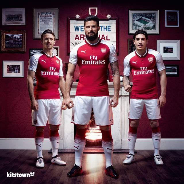 传记作者：莱万年少时常因身材自卑；他与渣叔的关系起初不好（传记作者称：莱万少年常为身材自卑，初期与克洛普关系紧张）