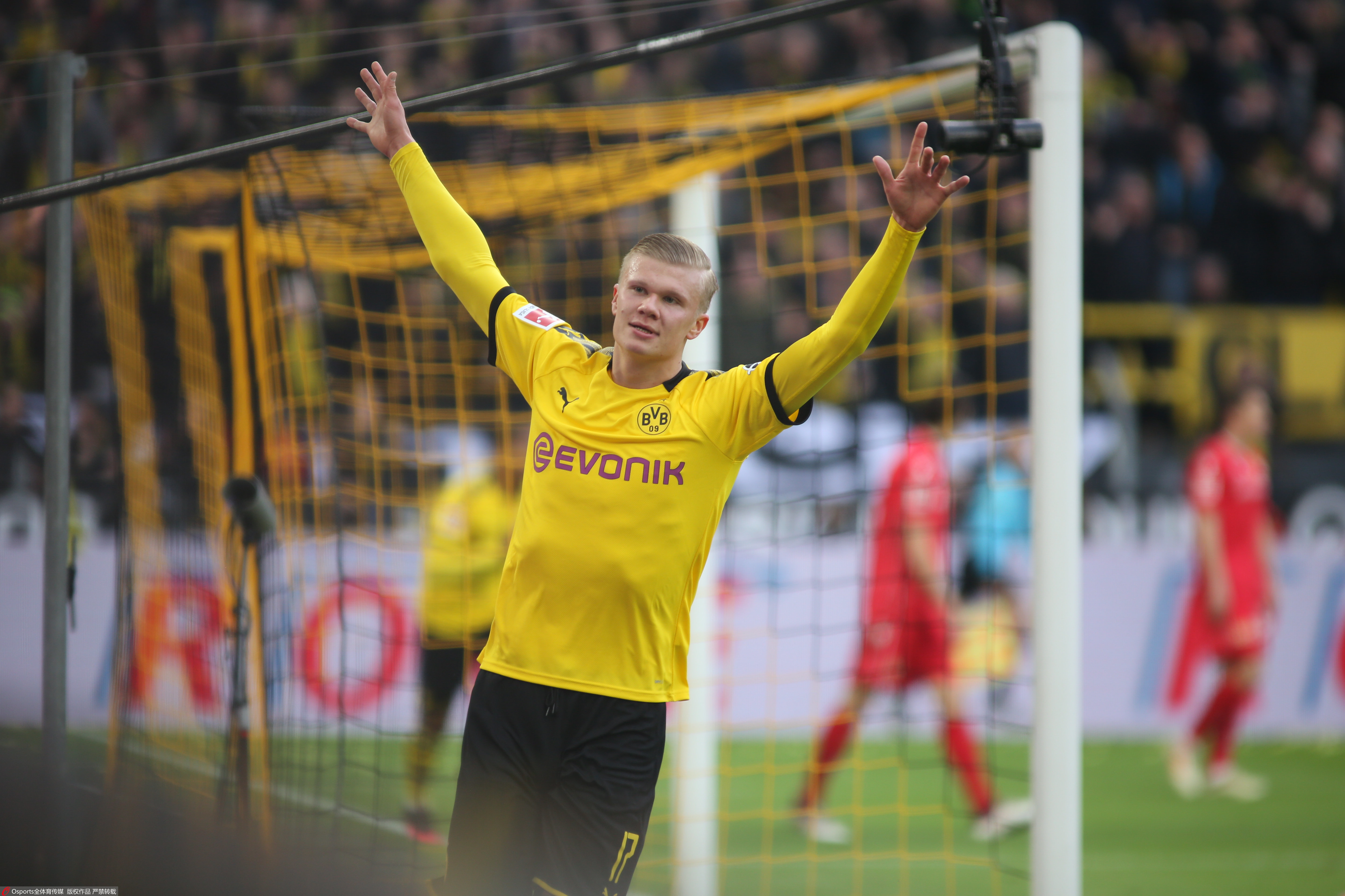 里夫斯说自己扣篮比东契奇多！后者回应：他不抢篮板也不防守（里夫斯称扣篮次数胜过东契奇，东契奇回应：他既不抢篮板也不防守）