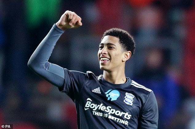 欧冠战报：麦肯尼、戴维联袂破门，尤文2-0轻取帕福斯（欧冠快讯：麦肯尼、戴维先后破门，尤文2-0完胜帕福斯）