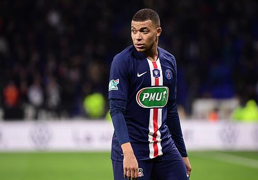 告别队长，热刺球员赛后在球场上将孙兴慜高高抛起（赛后致敬队长，热刺众将在场上把孙兴慜抛起庆祝）