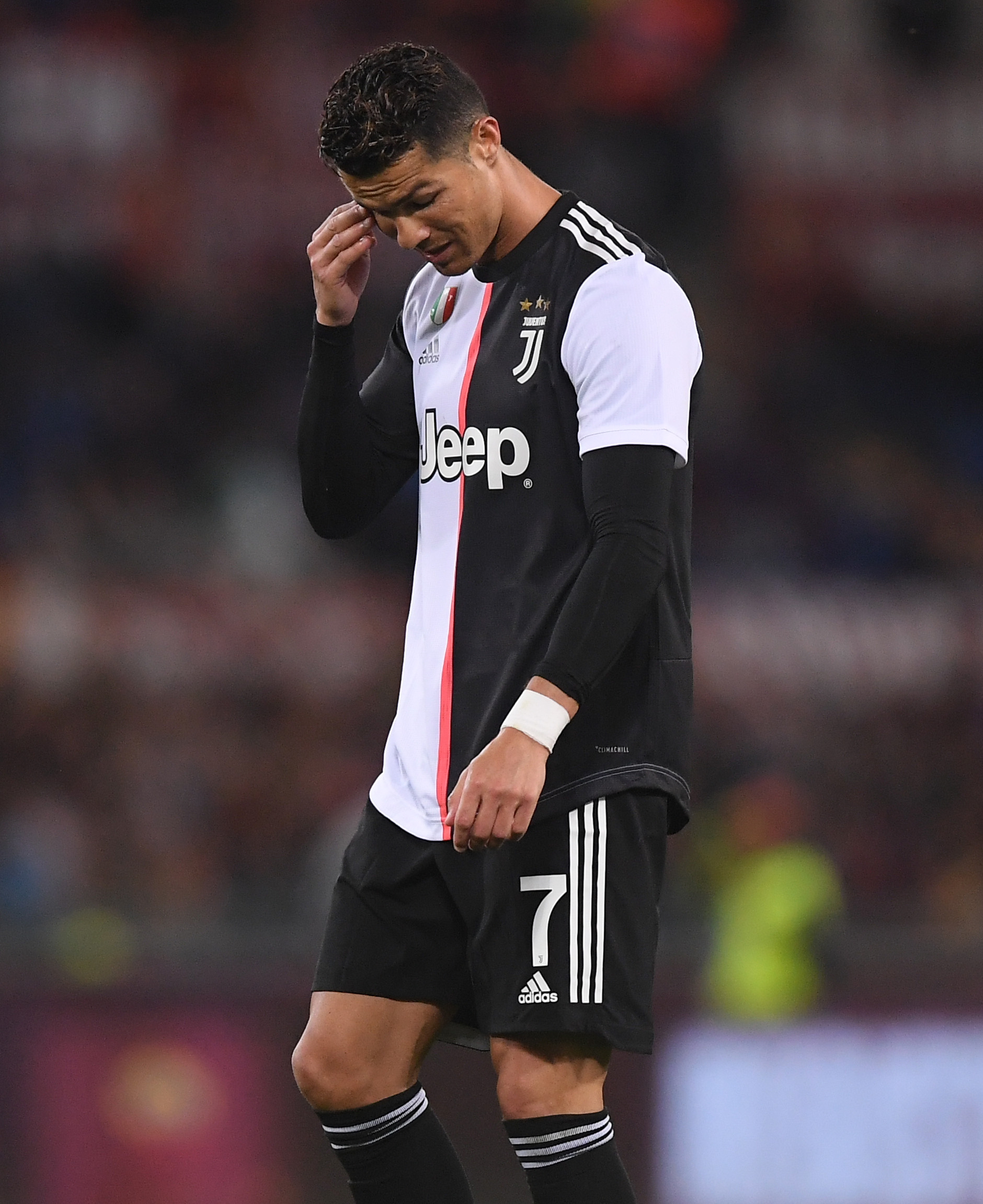 甘超对阿奇姆彭做闭嘴手势，钟义浩扳平比分后做同样手势回击（甘超向阿奇姆彭做噤声手势，钟义浩扳平后以同样动作回敬）